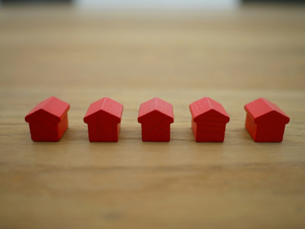 Agentes Inmobiliarios | Reunión entre un agente inmobiliario y clientes: Consejos para elegir el mejor agente inmobiliario en Colombia.
