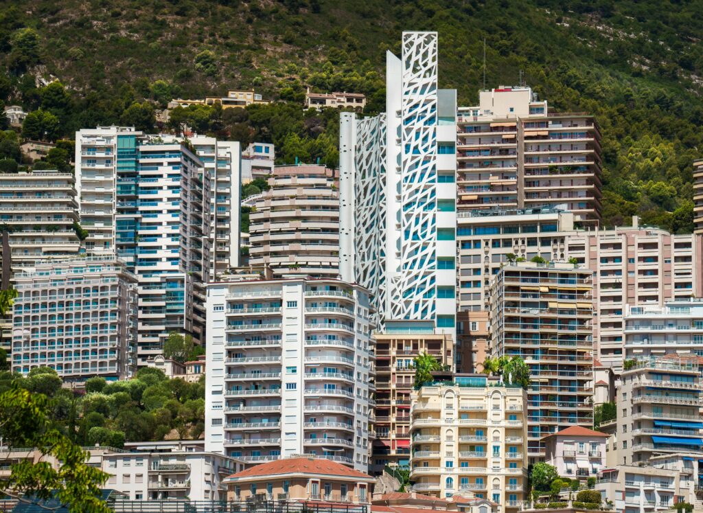 Vista panorámica de un barrio residencial en Colombia con edificios modernos y zonas verdes, representando el mercado inmobiliario colombiano.