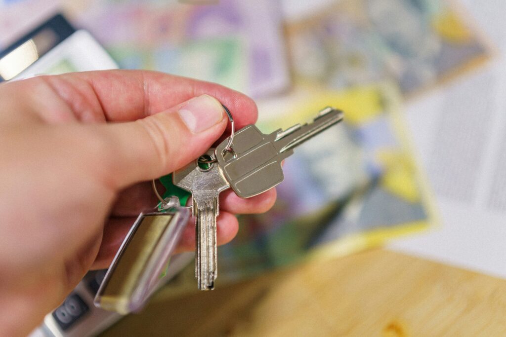 Agente inmobiliario asesorando en la compra y venta de propiedades en Colombia