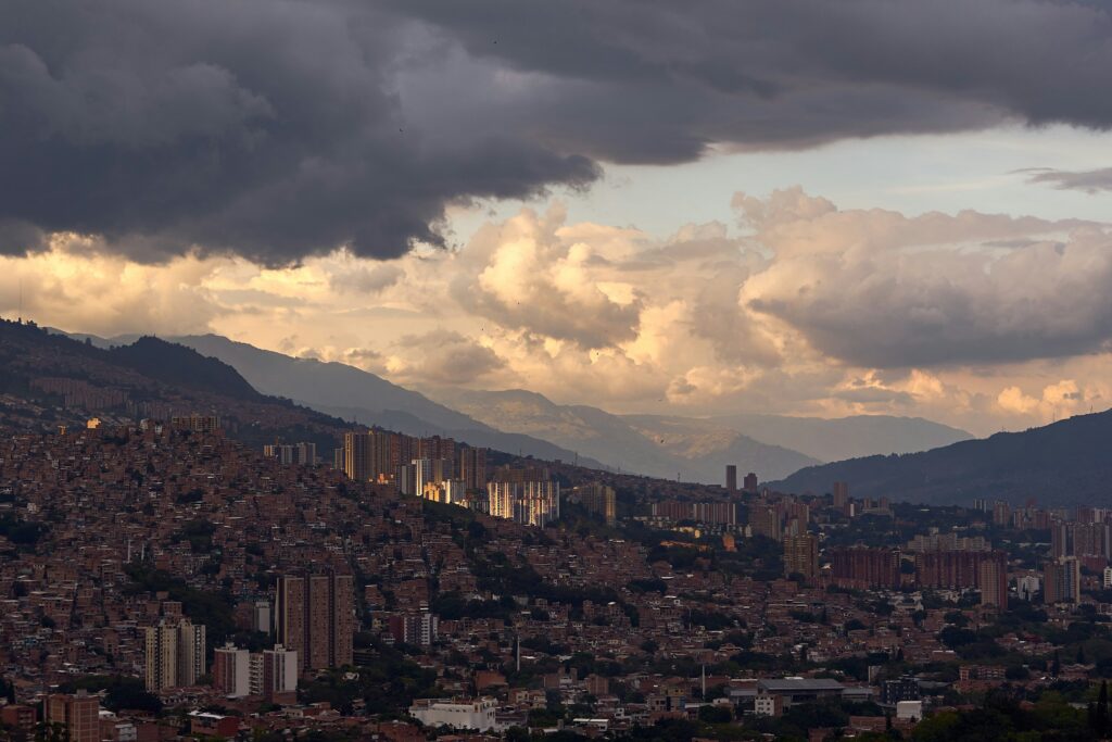 Gráfico que muestra tendencias del mercado inmobiliario en 2025, con un enfoque en propiedades en Colombia.